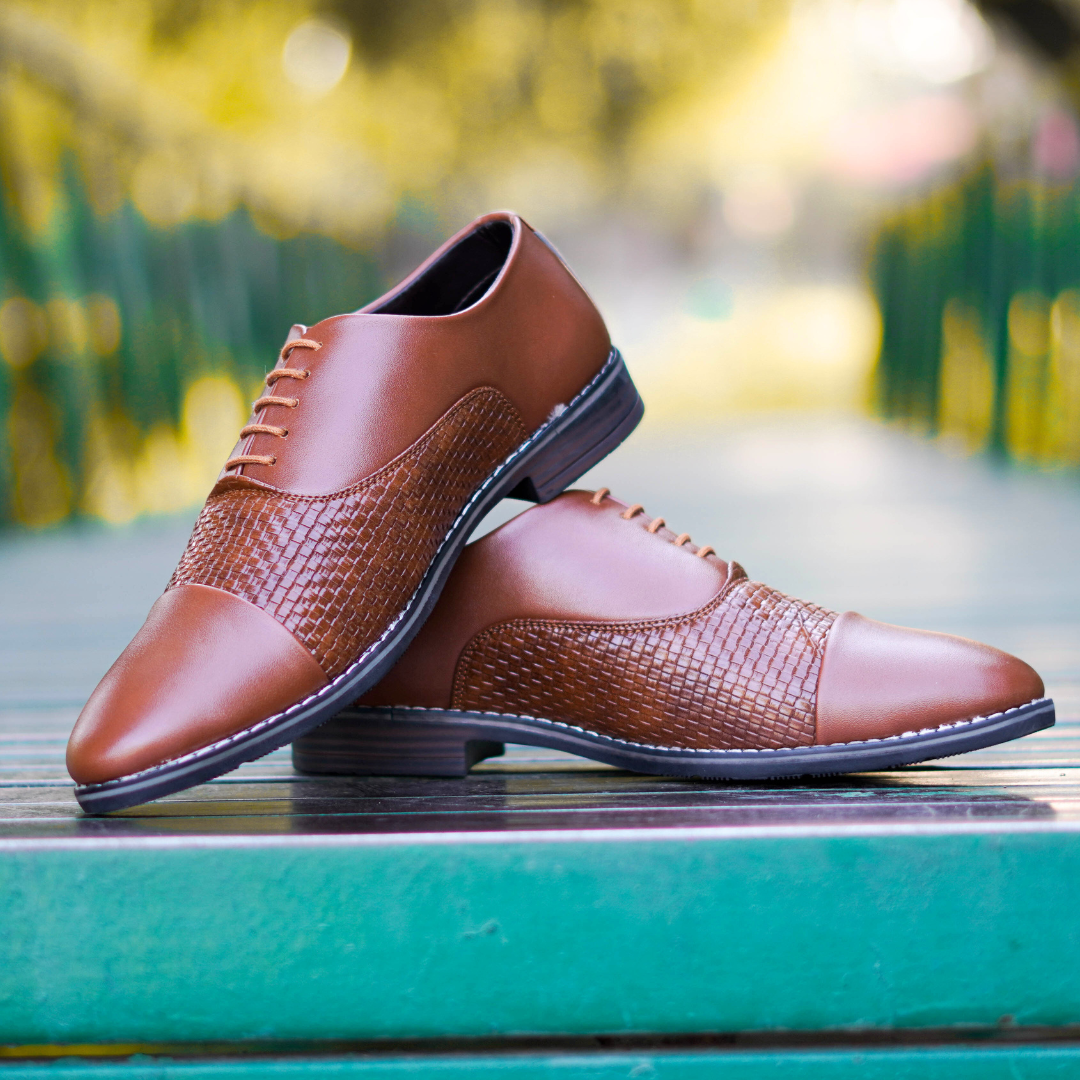Fremont Textured Round Toe Lace-Ups Formal Brogues