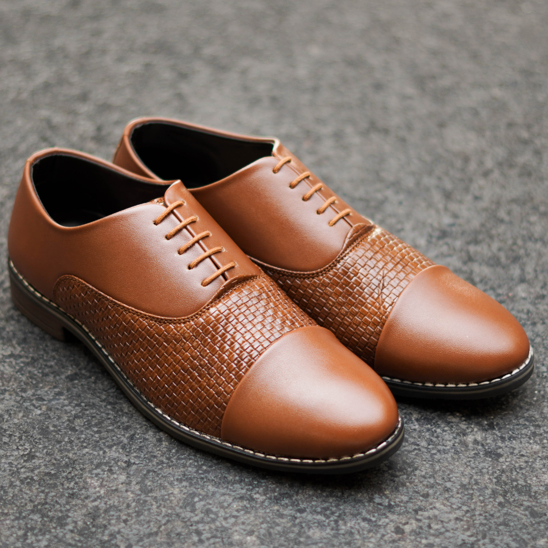 Fremont Textured Round Toe Lace-Ups Formal Brogues