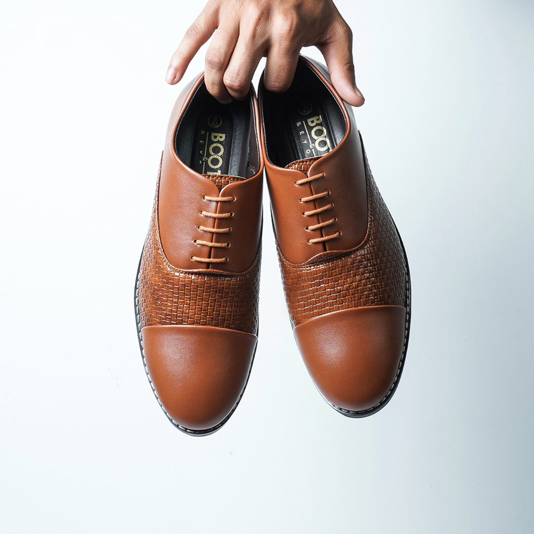 Fremont Textured Round Toe Lace-Ups Formal Brogues