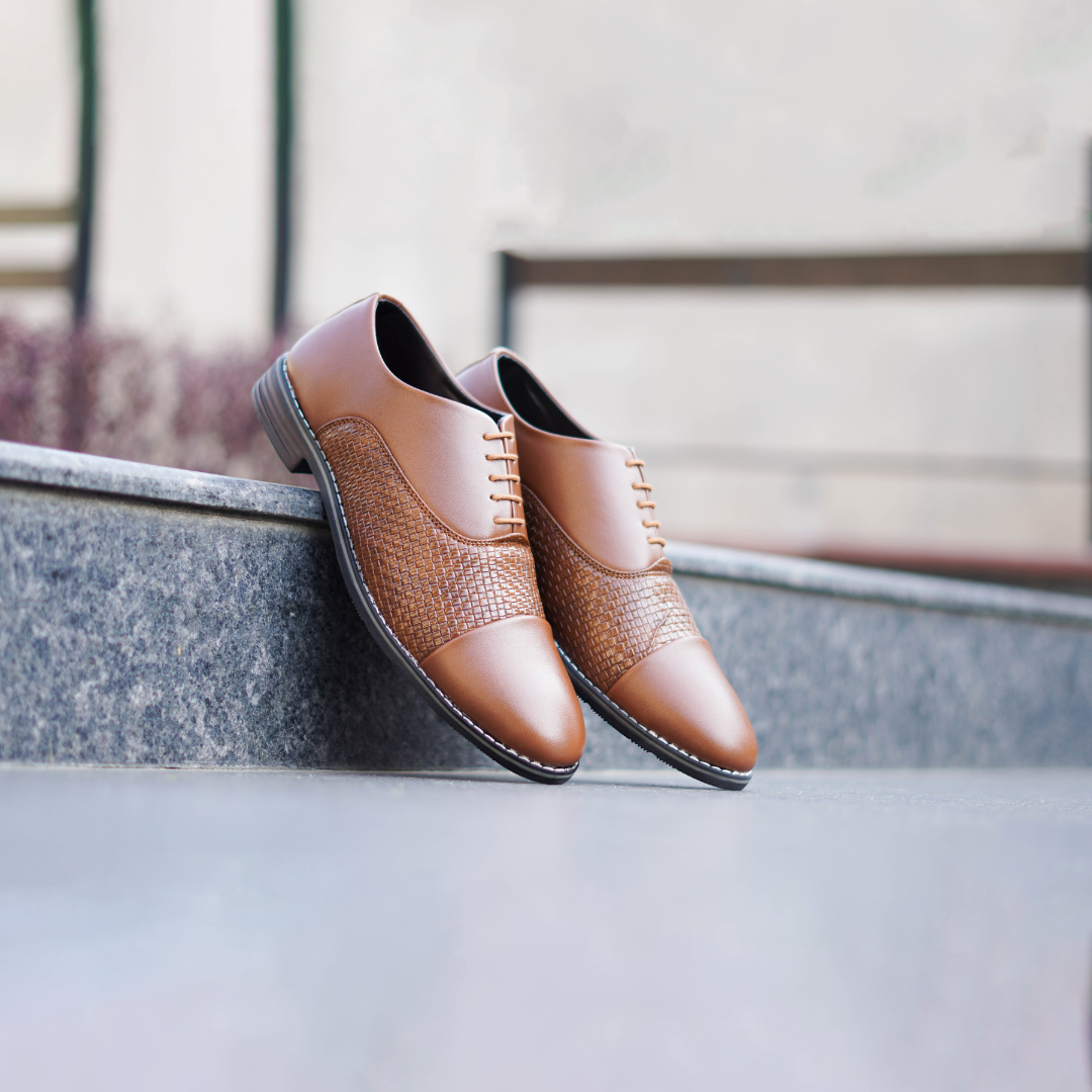 Fremont Textured Round Toe Lace-Ups Formal Brogues